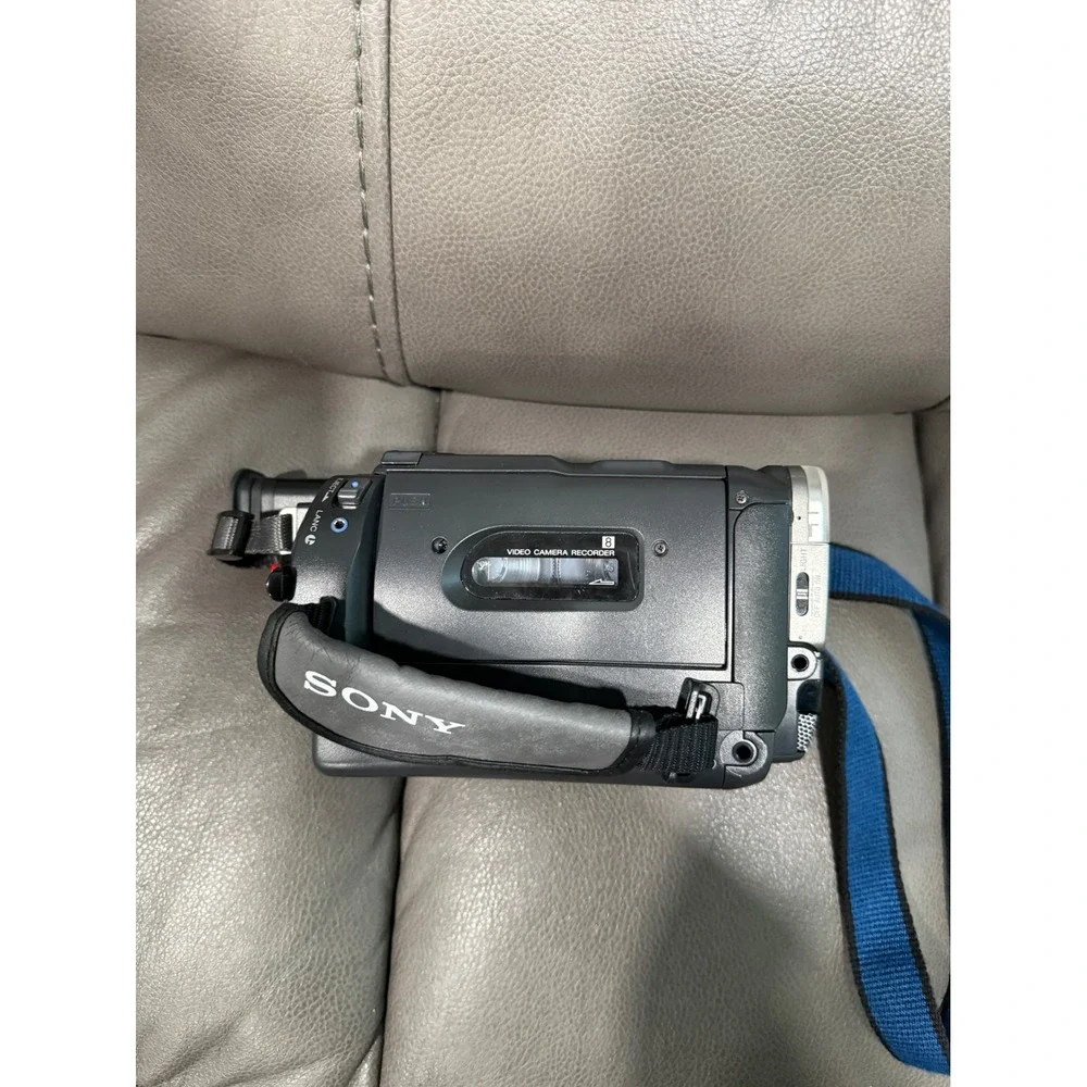 Sony Handycam Vision CCD-TRV37 Video 8 XR Camcorder 200x Digital Zoom NightShot